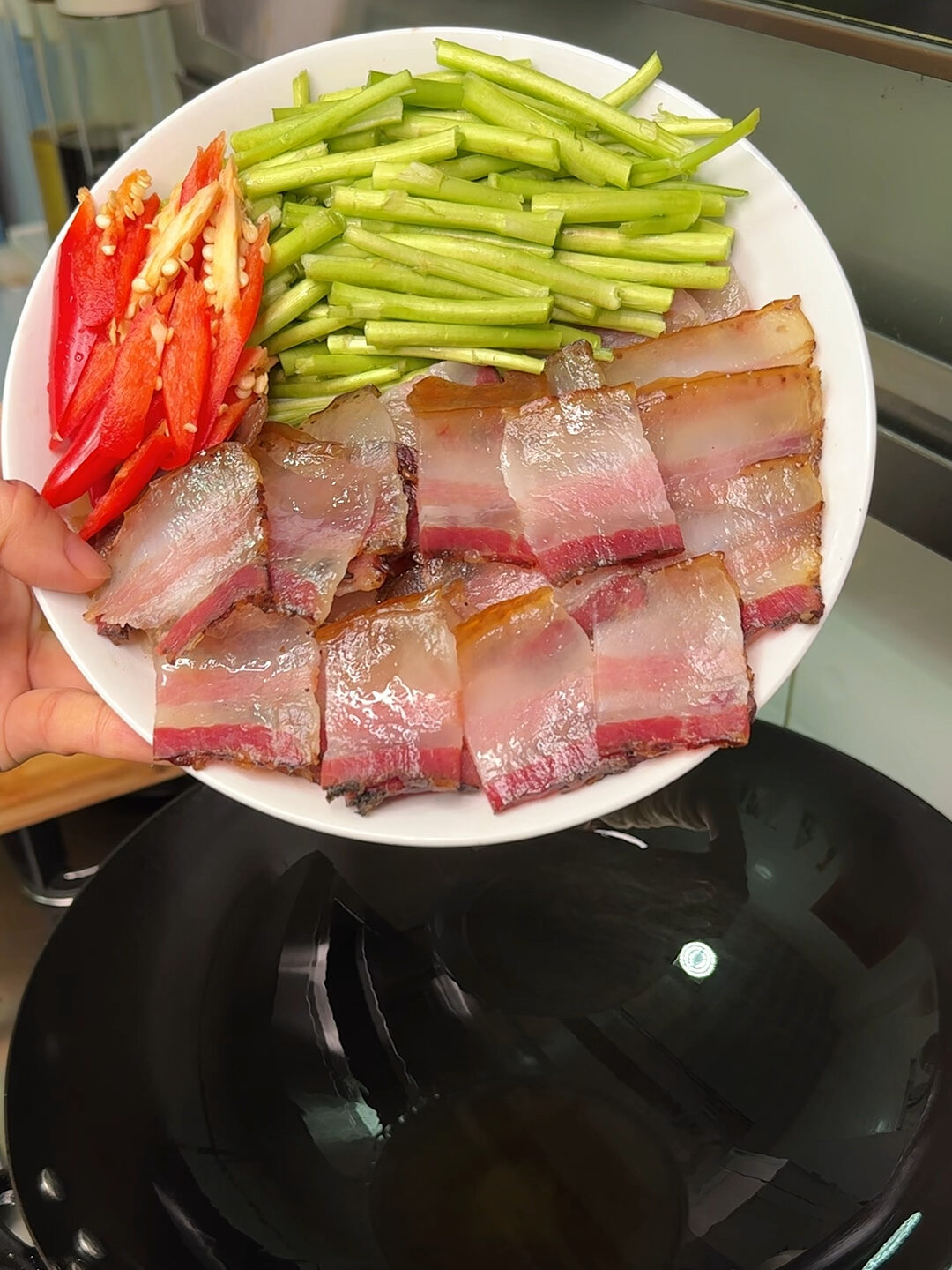 在家做饭之藜蒿炒腊肉!