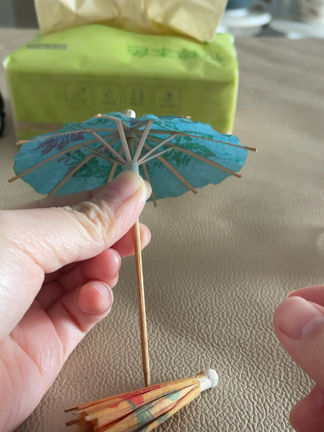 小时候买的蛋糕上会配一把小油纸伞