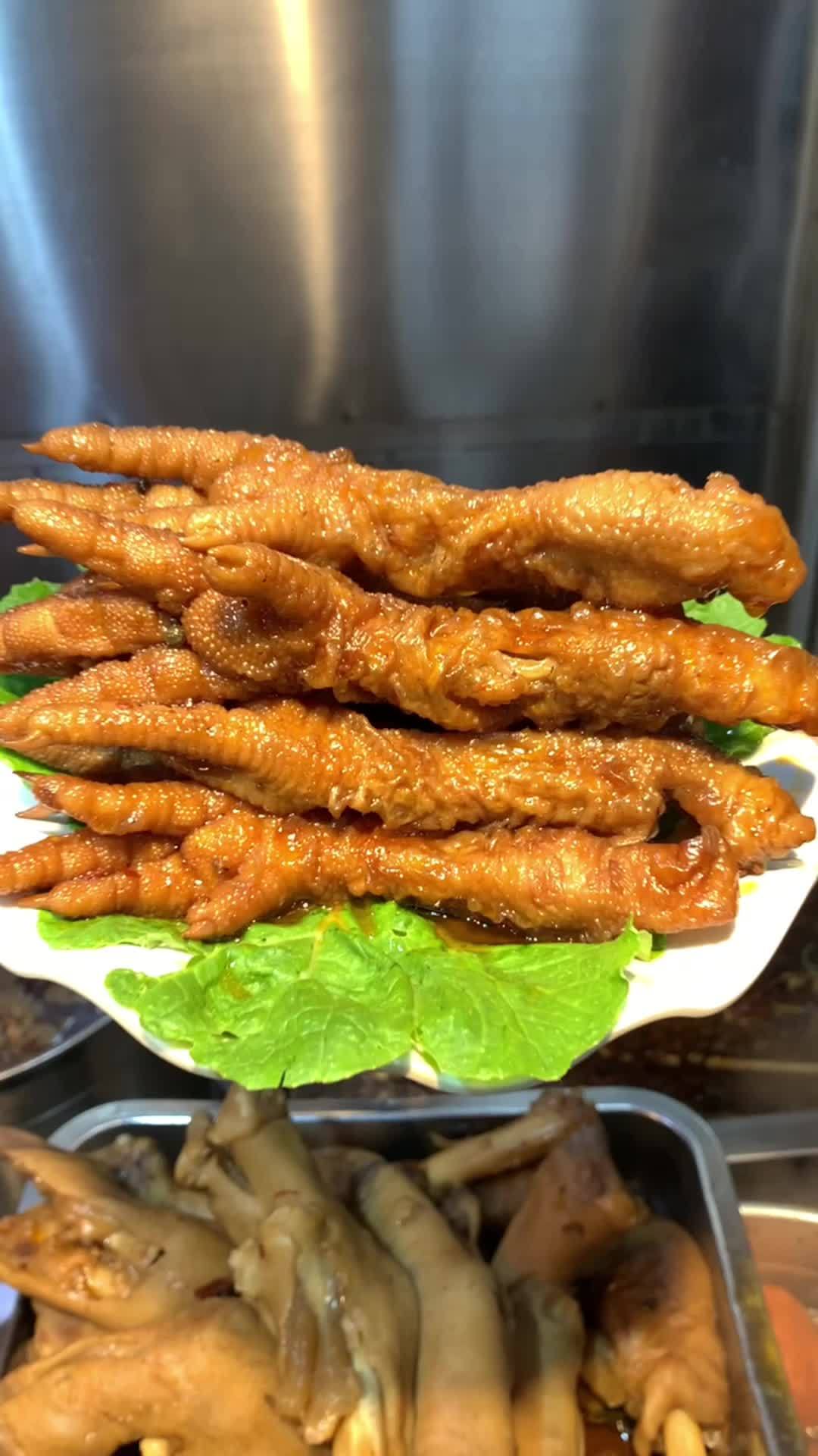 很多粉丝想学虎皮鸡爪的做法,详细教程给大家录一个完整视频,大家收藏保存使用,配方比例精确到