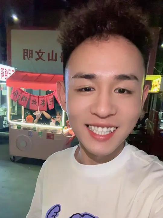 小凯家的炸鸭爪、炸鸡爪和爆炒螺蛳粉简直火出圈!炸鸭爪、炸鸡爪支持全国包邮,真空发货,鲜味锁