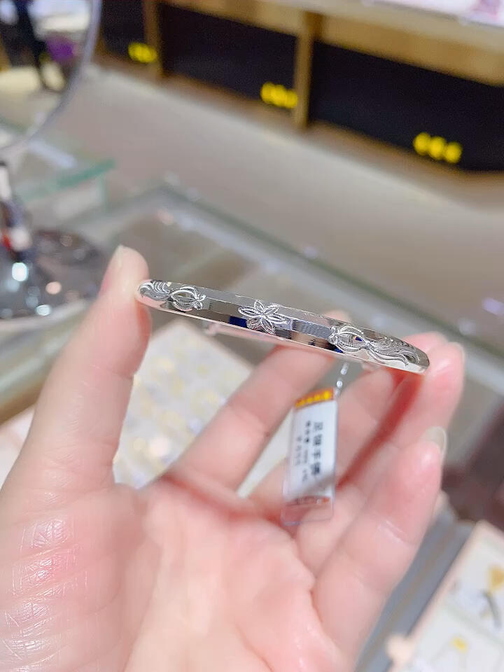 鱼一直都是吉祥的象征寓意着年年有余金玉满堂如鱼得水富贵有余等