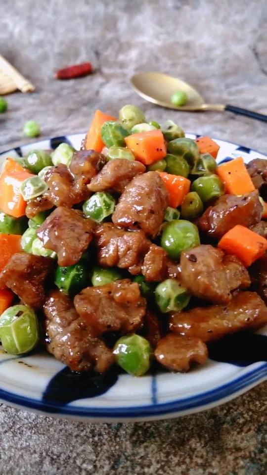 牛肉新吃法今天做的豌豆炒牛肉粒太香啦!全家老小都说好吃!这做法分享给薯宝宝们,喜欢可以试试
