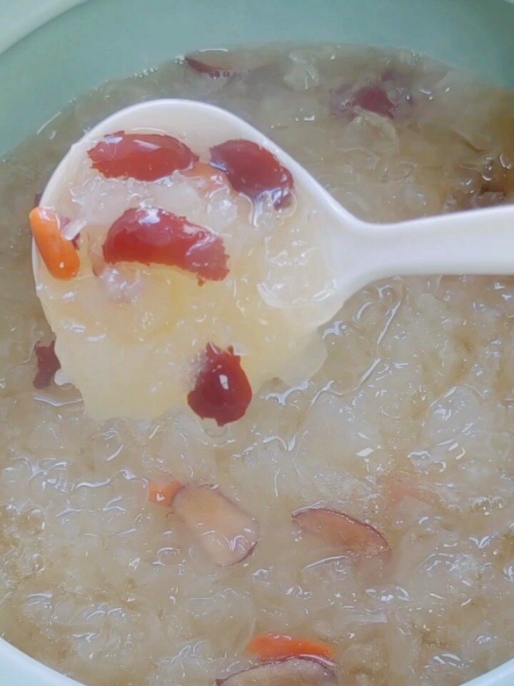 银耳红枣枸杞汤做法 快速出胶