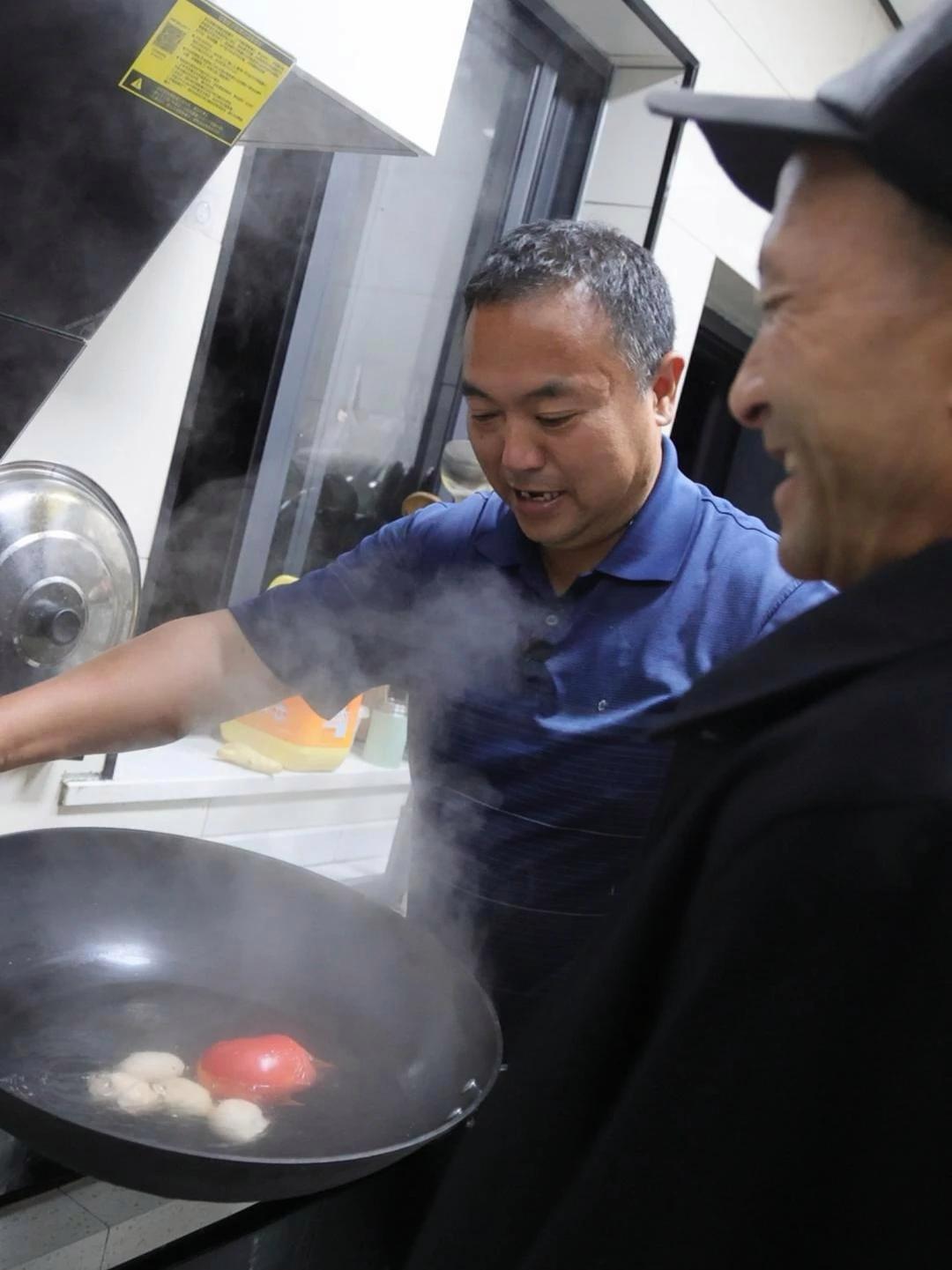 幺爹初次下厨大展身手,偷吃花生被二哥大吼,真相却让人流泪 三农 农村生活 记录真实生活 三