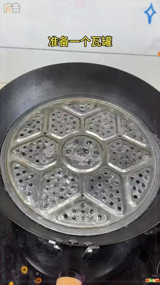 用瓦罐炖出来的鸡蛋羹又嫩又丝滑,给布丁一样,简单好吃又营养,孩子可喜欢吃了!