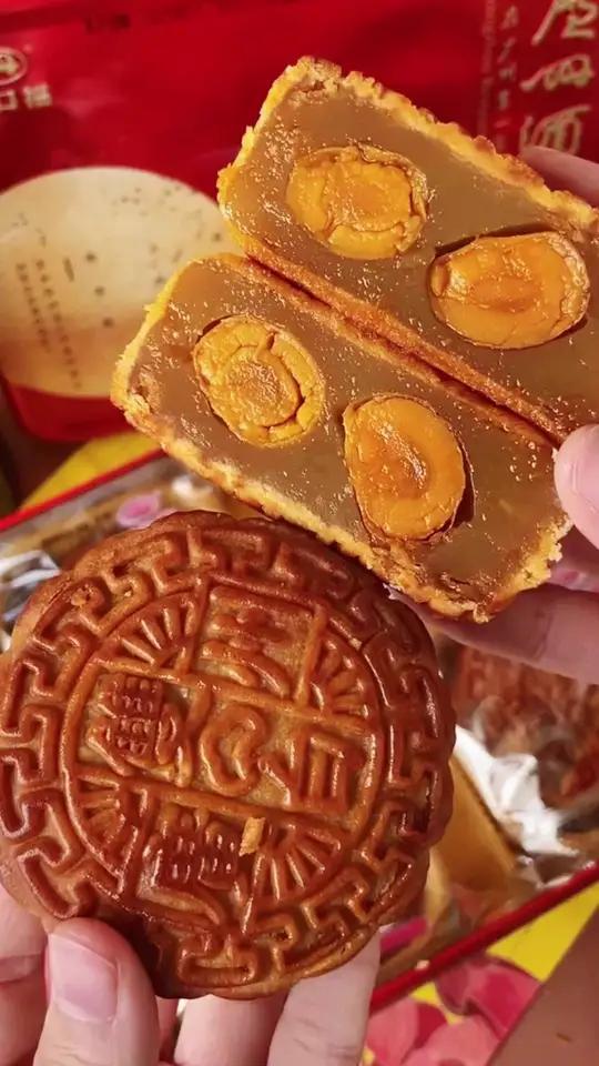 又到中秋月圆时!你选好月饼了吗?这款广州酒家双黄莲蓉月饼蛋黄起沙流油,莲蓉绵密,一口下去超