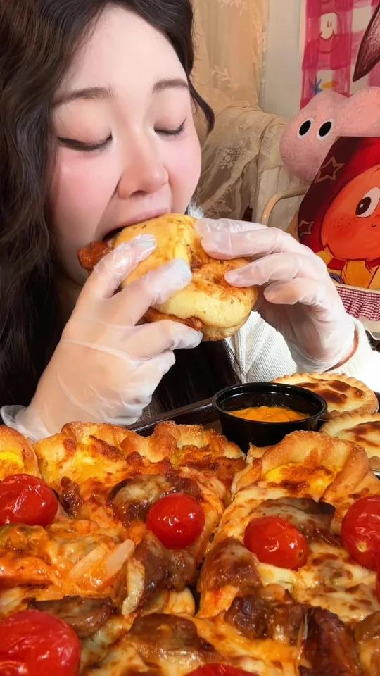 纯馋沉浸式享用爆汁汉堡+拉丝披萨