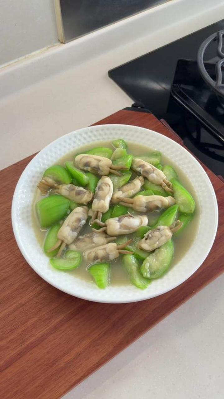 丝瓜烧蛏子鲜掉眉毛，照烧鸡腿鸡蛋肉饼汤超赞