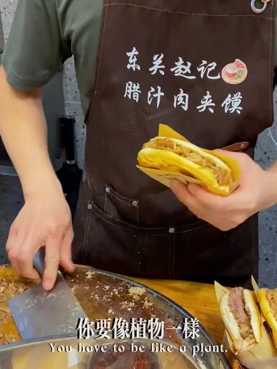 在曲江吃7.9腊汁肉夹馍 西安老味道就是这味儿～腊汁肉夹馍烩麻食陕西特色面食曲江必吃榜寻味