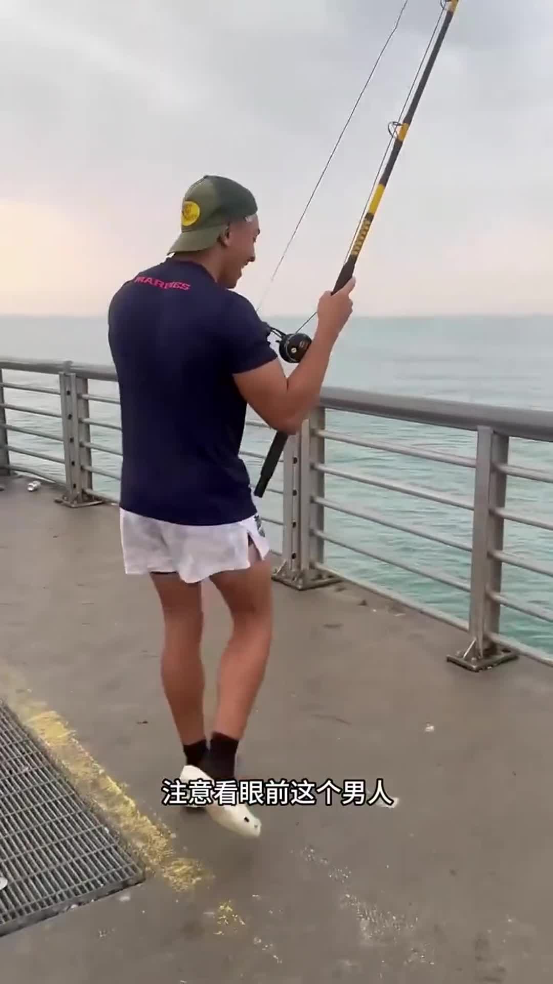 户外钓鱼:钓鱼佬用巨型鲹鱼在大桥上钓巨型石斑!