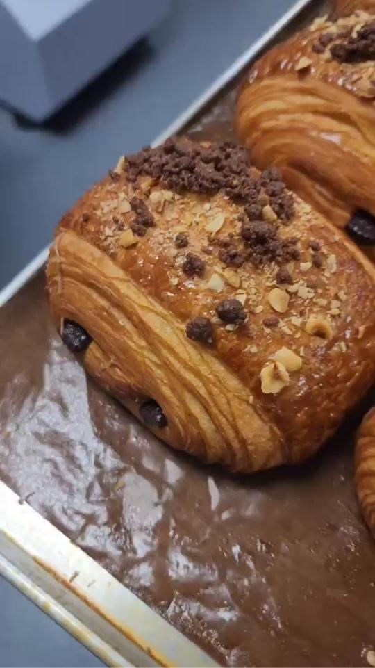 丹麦可颂 可颂面包最大的特点是酥脆的外皮。又香又酥,内里质地棉柔,咬一口是满满的奶油香气,