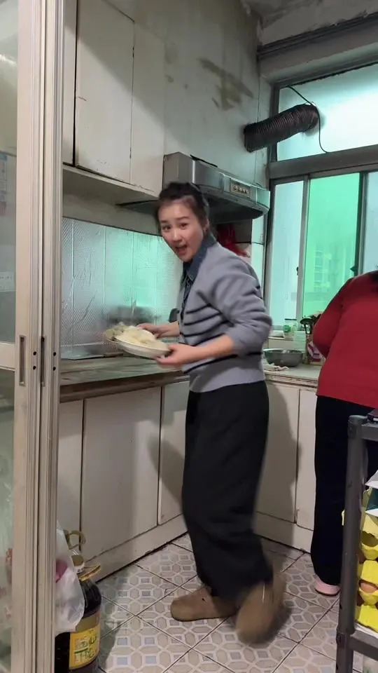 我妈又给我们改善伙食了,热腾腾的饺子已出锅