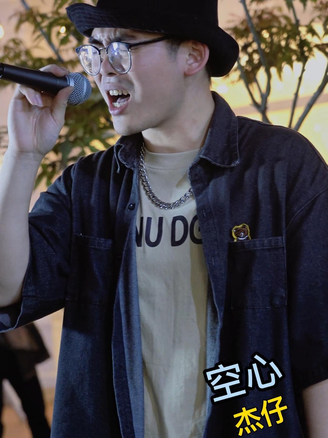 《空心》佛山街头路演媲美中国好声音的演唱,超好听超激情。氛围感帅哥 不被定义的才是风格 氛