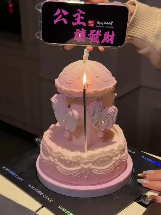 童话里的旋转木马变成了现实世界可爱蛋糕不仅能旋转还能唱歌～#生日蛋糕这也太好看了甜品治愈一
