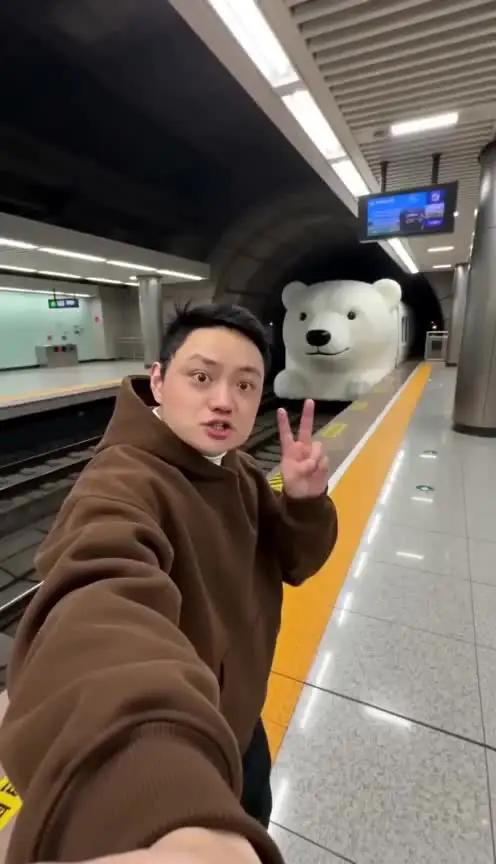 为什么北极熊不吃企鹅呢？答：因为企鹅在南极，北极熊在北极。#北极熊#企鹅 为什么北极没有企