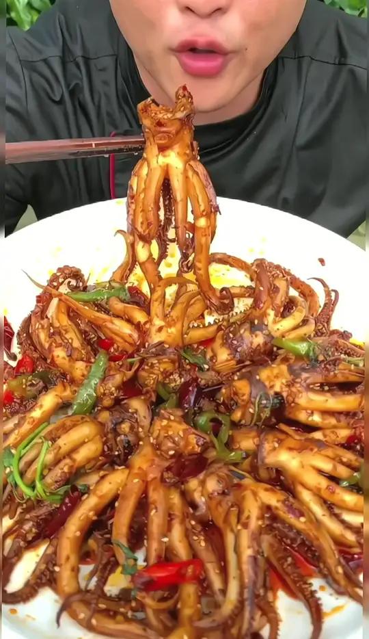 这么做的烧烤鱿鱼须是脆嫩弹牙 又香又辣 每次没等上桌呢就都被抢光了