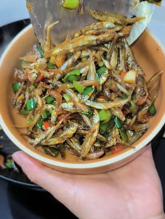 辣椒炒小鱼小虾,下饭下酒都很好吃