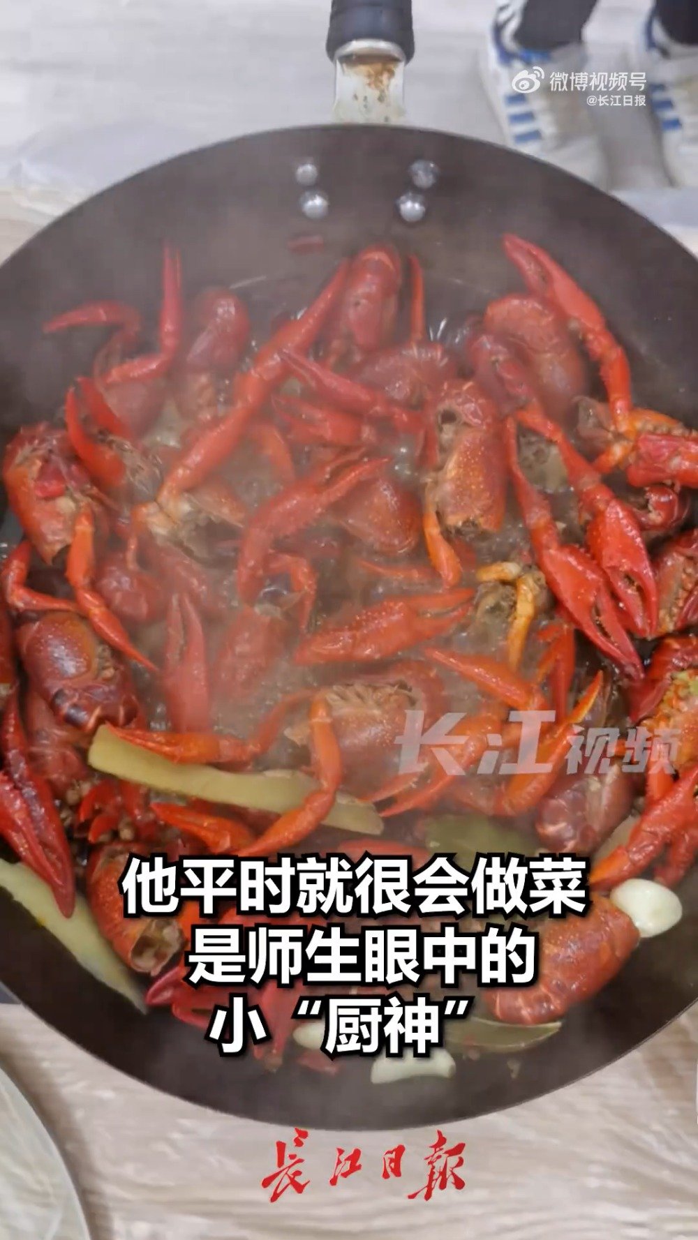 「六年级小学生教同学做油焖大虾」5月24日,湖北武汉,江汉区邬家墩小学学校餐厅里六年级的张