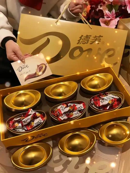 啊啊啊！闺蜜收到男朋友送的新年巧克力礼盒！还是德芙金元宝！谁能拒绝呀！好羡慕！想拥有！