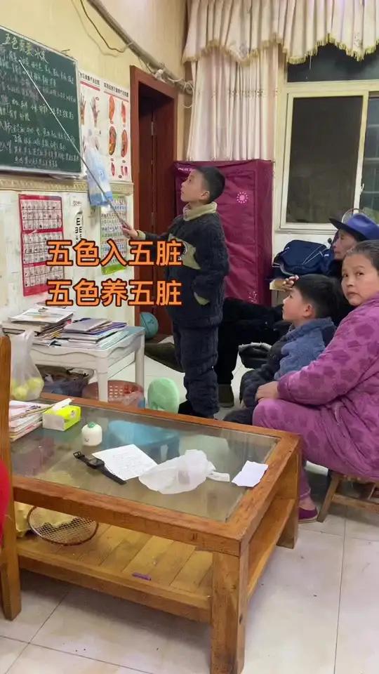 孙子当老师,教爷爷奶奶和弟弟。五色蔬菜水果