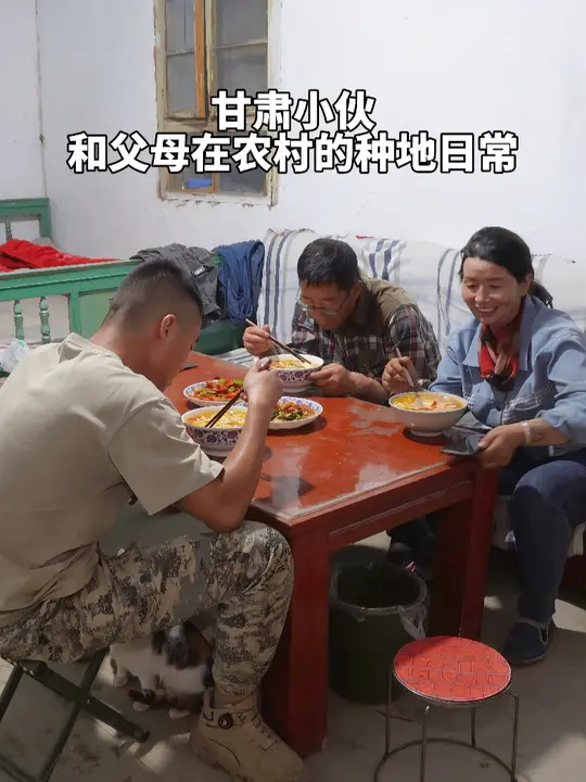 天气渐凉,一家人热乎吃上一碗汤饭,暖身又暖心!