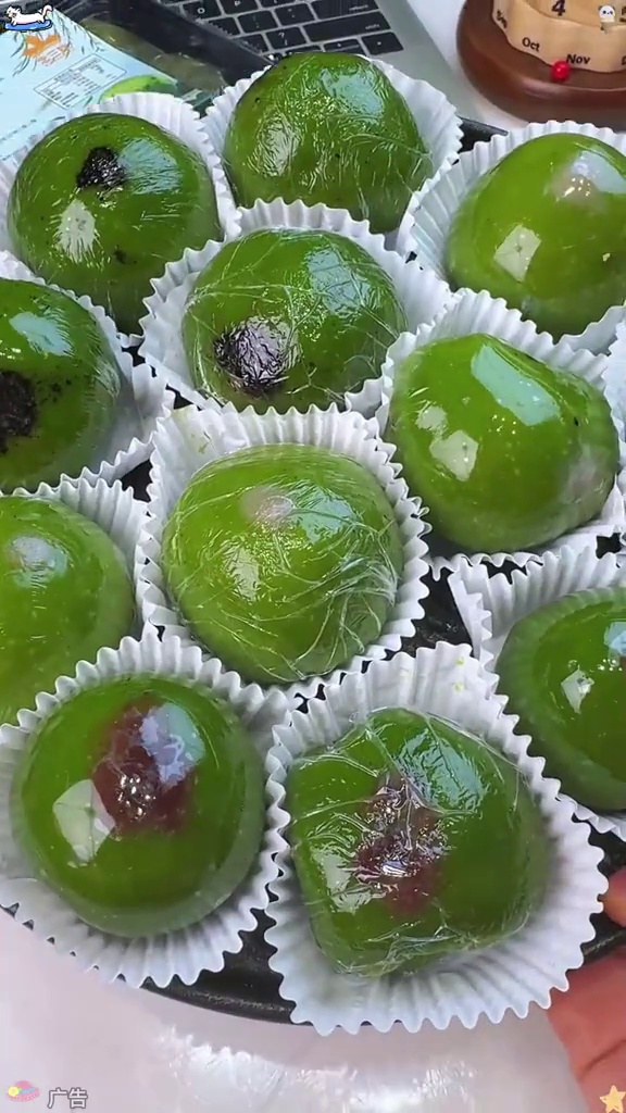 又到了吃青团的时候了,每年就馋糯叽叽的这一口,到手一箱12个才这个价,满满的馅料,皮薄馅大