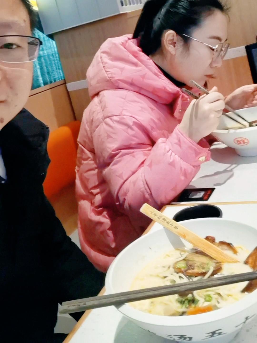 马上回上海工作2.14不能一起过,难得孩子都上学享受二人世界提前过节,味千拉面,熊本叉烧拉