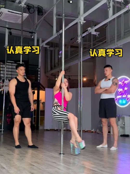 肌肉男体验钢管舞(重发版)肌肉男 钢管舞教学 体验女生的快乐
