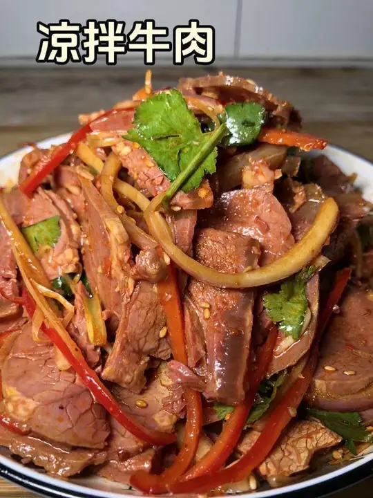 凉拌牛肉,刚拌好的牛肉,红油裹着肉香,嚼着紧实带点弹,每一口都够味,真是下酒又下饭
