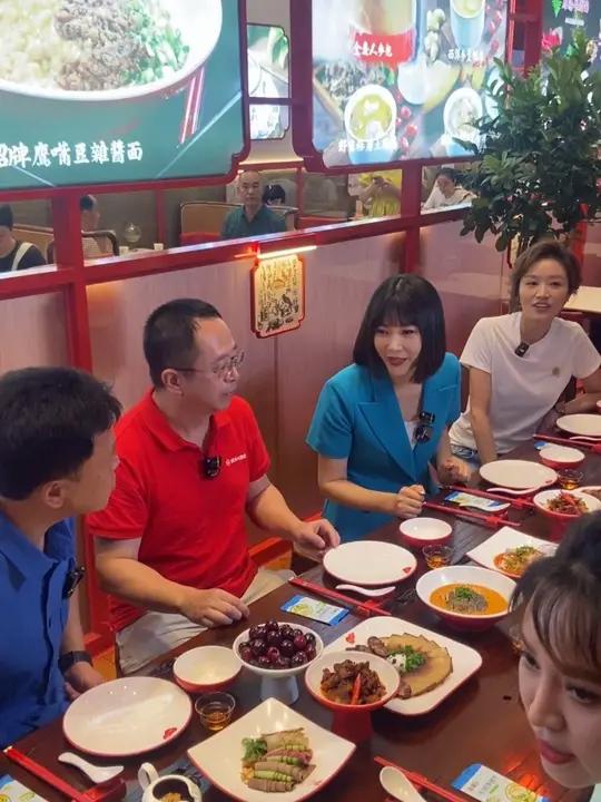 红衣大叔周鸿祎、荣昌卤鹅哥等诸多大咖来到重庆观音桥
