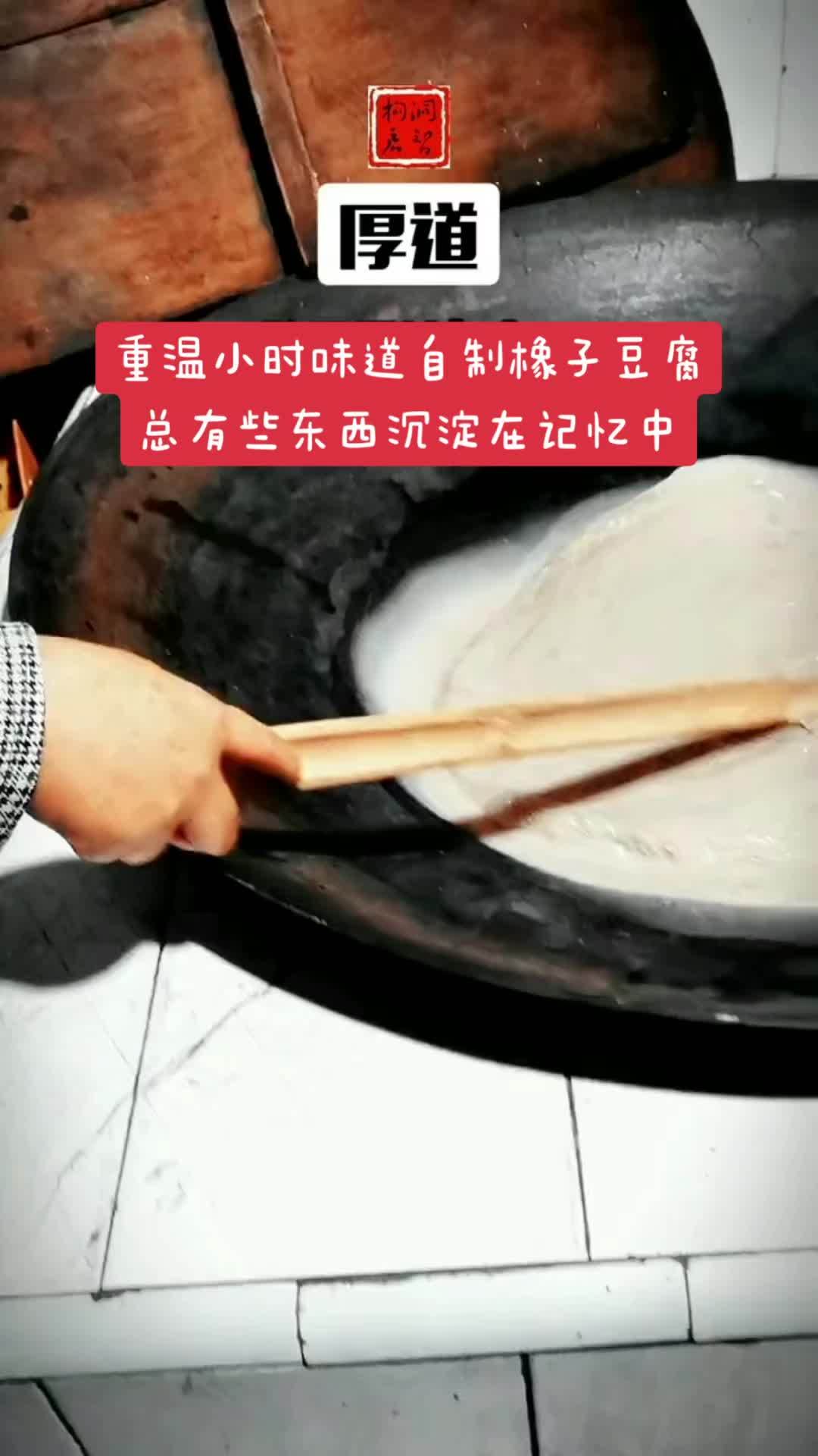 山坡上的栎树上结了很多果实,像子弹头一样。小时候拿来当陀螺转,味道极苦,难以下口。我们的父