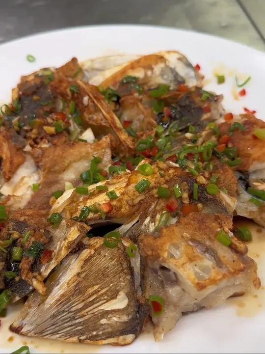 煎焗水库鱼头 美食万物皆可种草搜