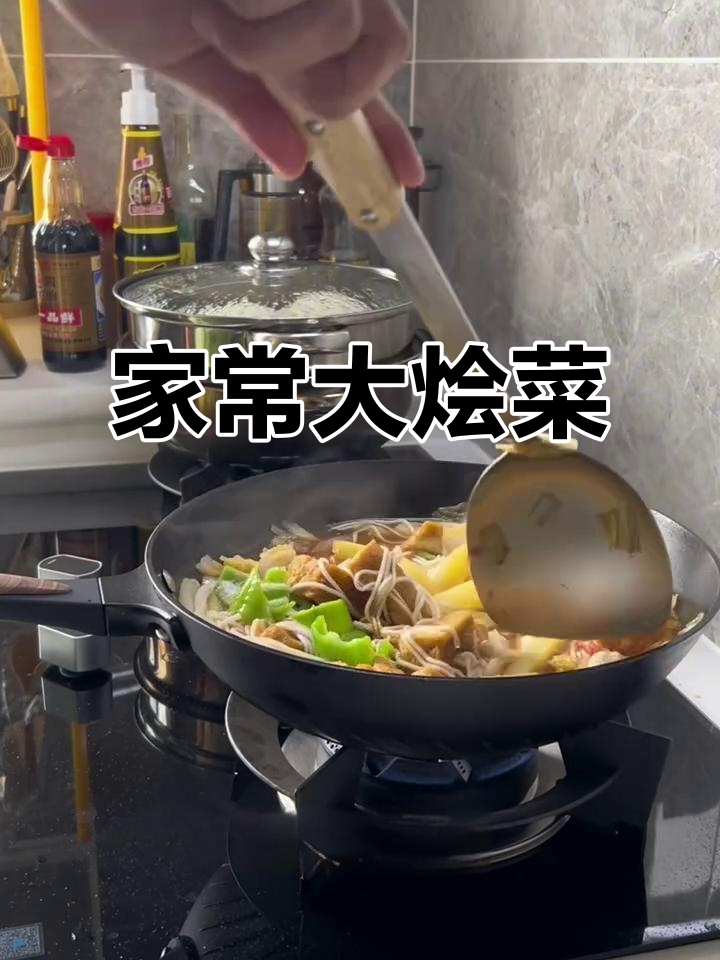 土豆白菜大烩菜,炸豆腐、猪耳朵凉拌,家常味十足