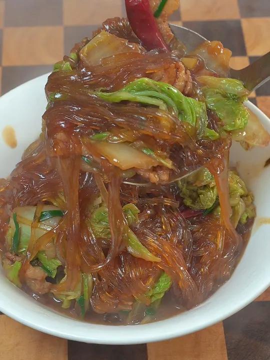 猪肉白菜炖粉条 天气越来越冷了,给家里人做一锅,猪肉白菜炖粉条,无论是泡饭还是泡馒头都特别