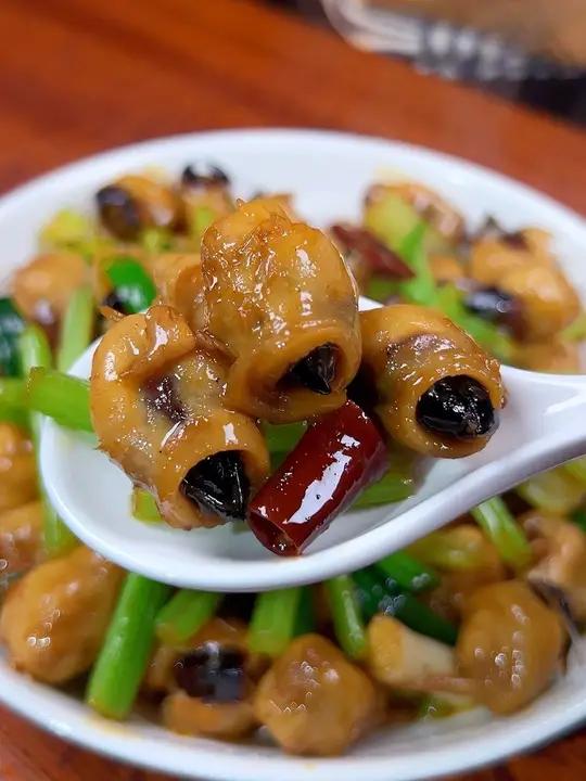 家烧墨鱼嘴 如果你没来过温州,那一定要试试我们这里的黑暗料理 家烧墨鱼嘴 下饭又美味 温州