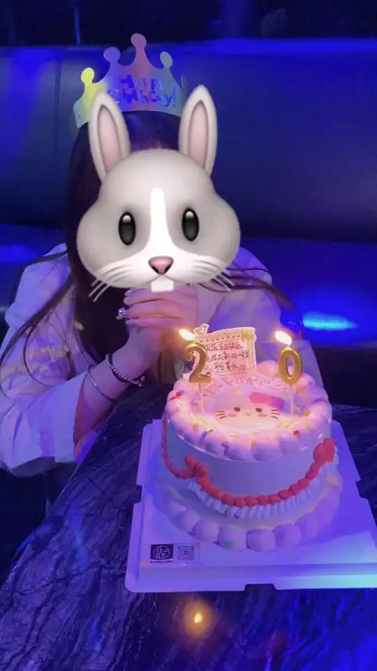在一个很平常的夜晚吃完晚饭我说去唱歌吧 叫几个好朋友聚在一起 因为毕业了很难聚在一起 就当