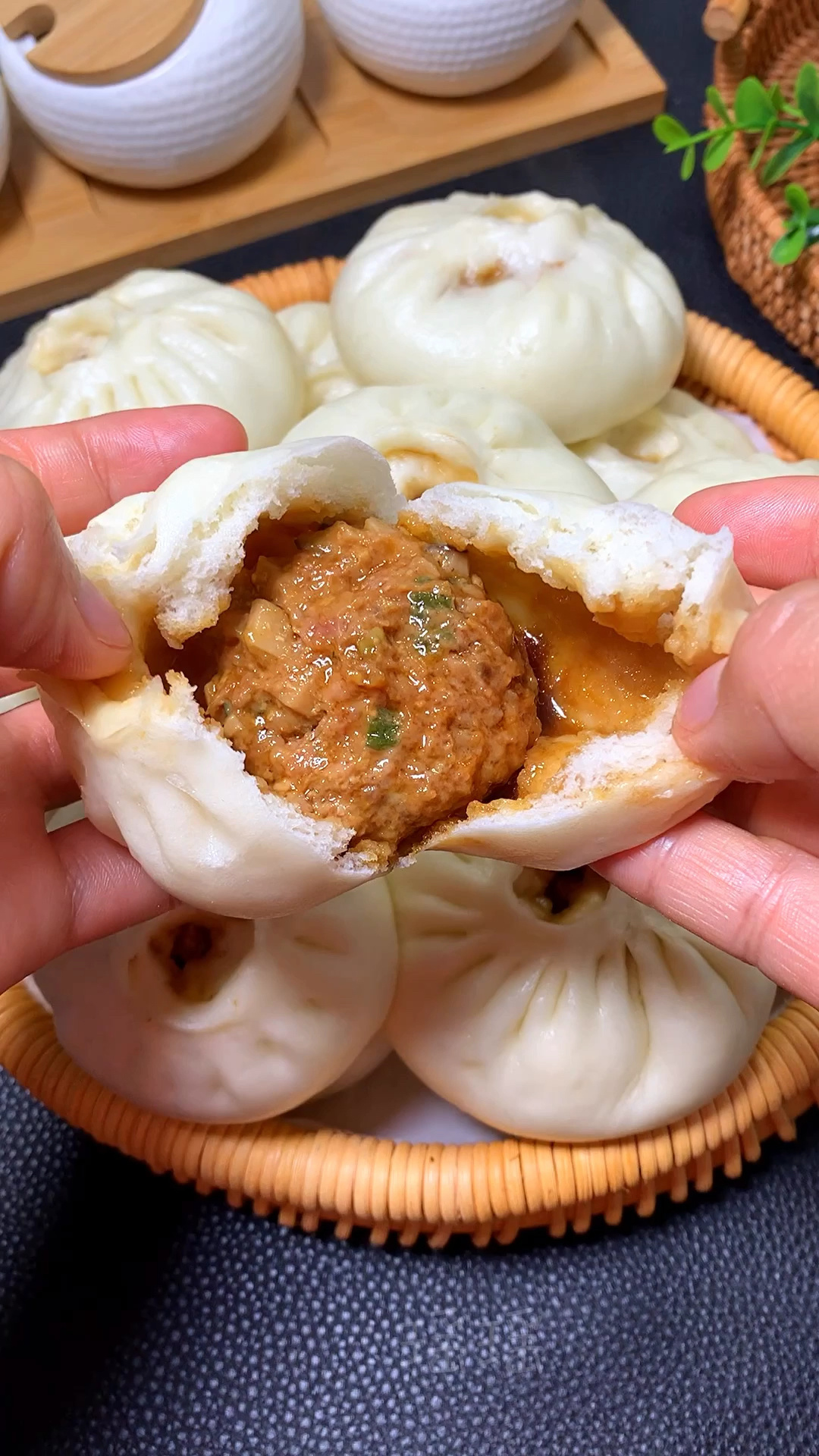 猪肉香菇馅包子这样调馅,鲜嫩多汁