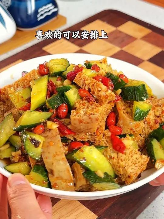 给大家分享个过面小凉菜,凉拌面筋,酸酸辣辣的面筋吸满了汤汁,一口爆汁还劲道