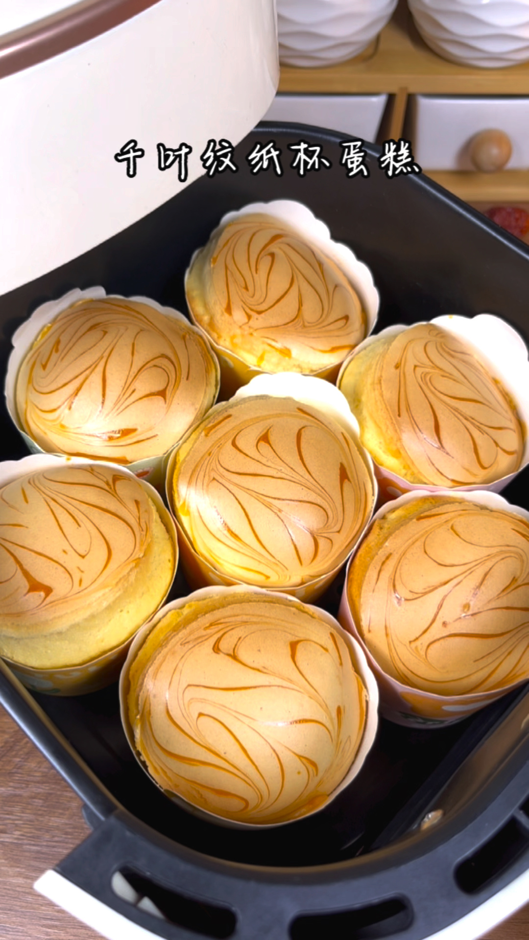 孩子想吃纸杯蛋糕 6个鸡蛋,一包蛋糕粉就可以做,蓬松柔软,小白也能成功!美食