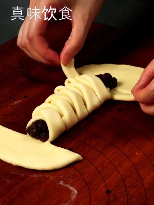 轻轻松松就能成功的面包做法 冰牛奶105克  冷藏鸡蛋1个  鲜酵母9克或干酵母3克  糖