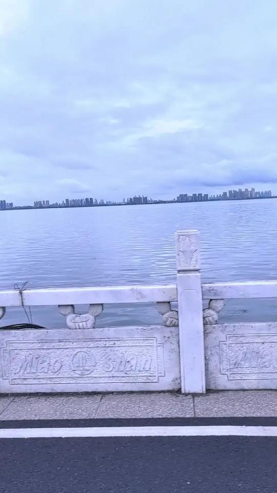 骑行在汤逊湖大桥,欣赏美丽的湖景,也是一种享受