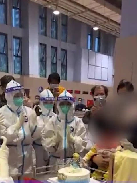「全方舱的团宠!一岁女孩方舱内度过人生第一个生日:病友“大白”集体送祝福」4月15日,上海