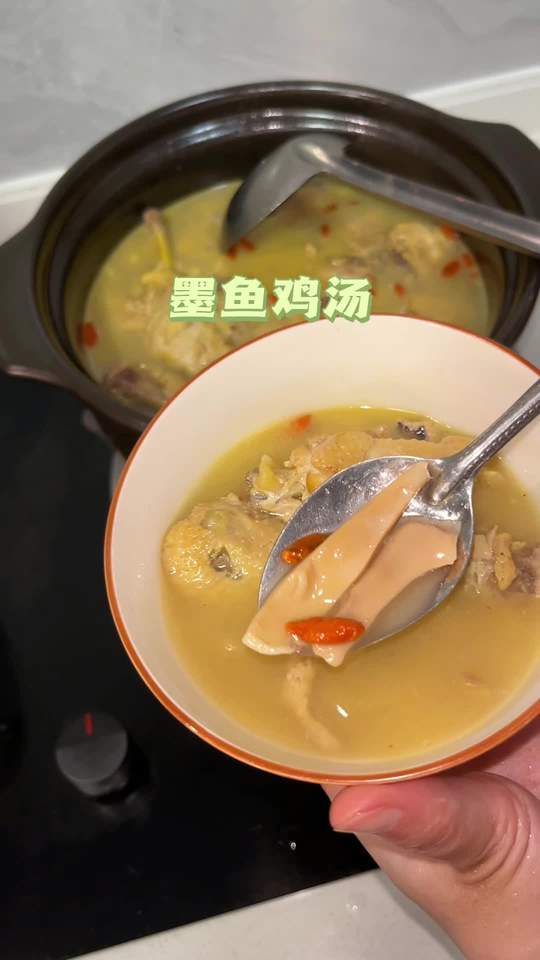 炖了一锅超好喝的墨鱼鸡汤,一口气喝两大碗