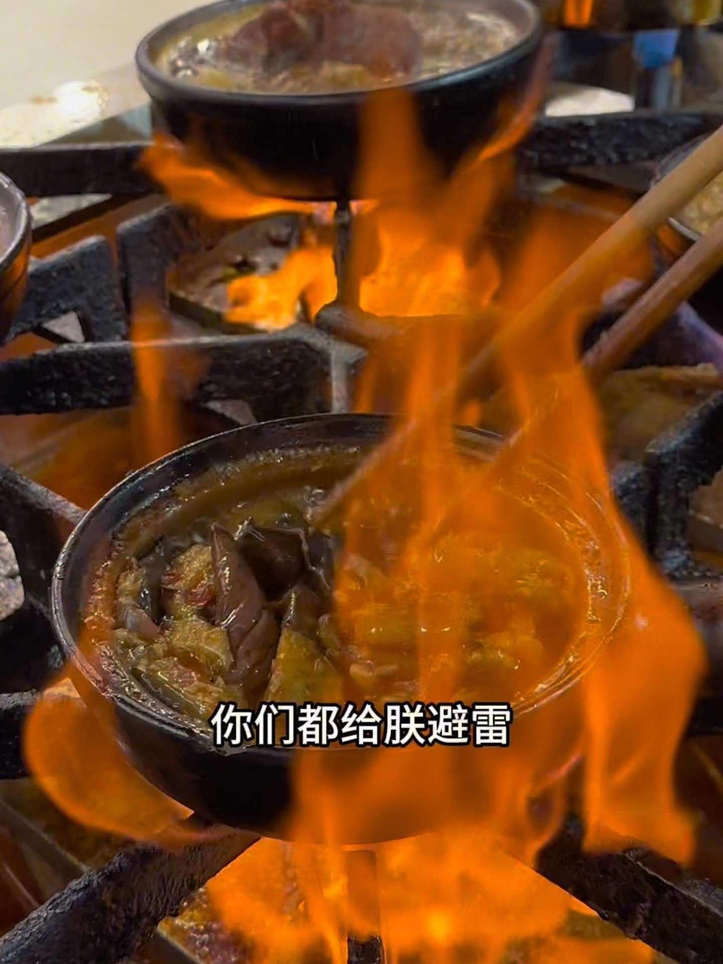 这个烧茄子煲going me!这一口好city 成都美食根本吃不完 夜市里的烟火气 街边烧