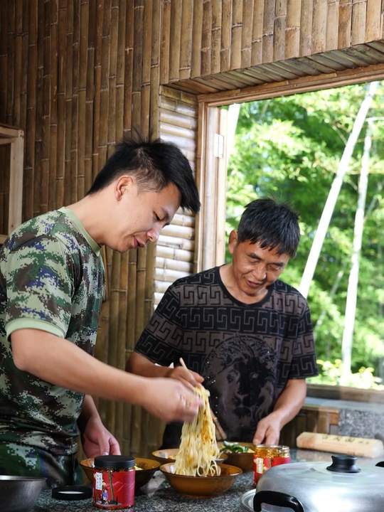 每天早上都要吃3两面，搭配脆笋当拌面条的下饭菜