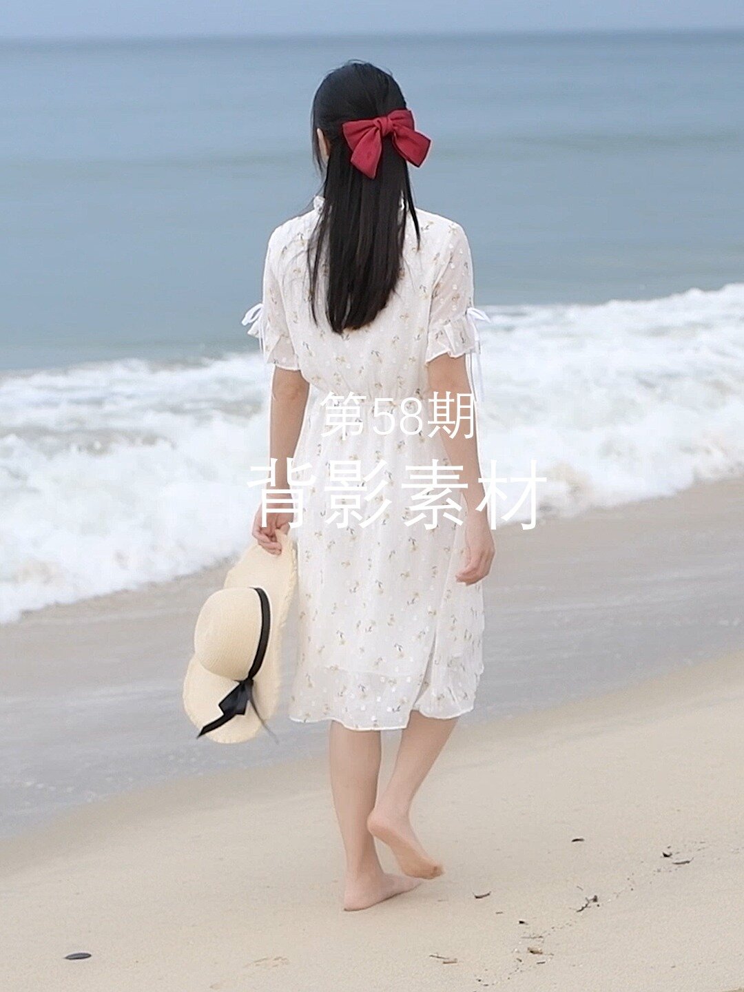 女孩在海边沙滩行走的背影视频素材