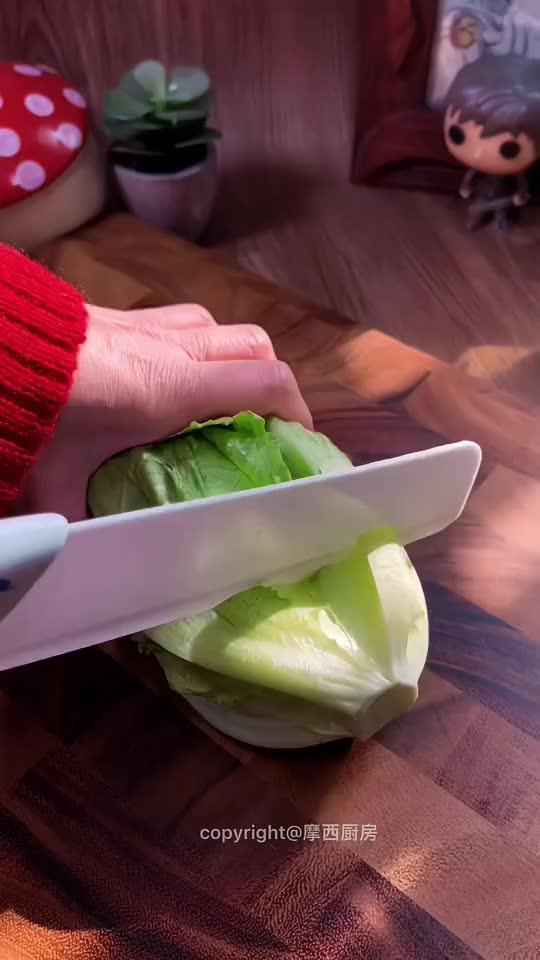 过年的餐桌上可不能全是大鱼大肉,学会这个白灼生菜寓意生财,清脆爽口不油腻,营养又好吃!家常