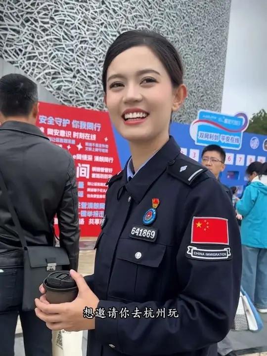 苏州警营开放日新疆的警察小姐姐小迪警官美丽又大方，大家邀请她去杭州吃西湖醋鱼！