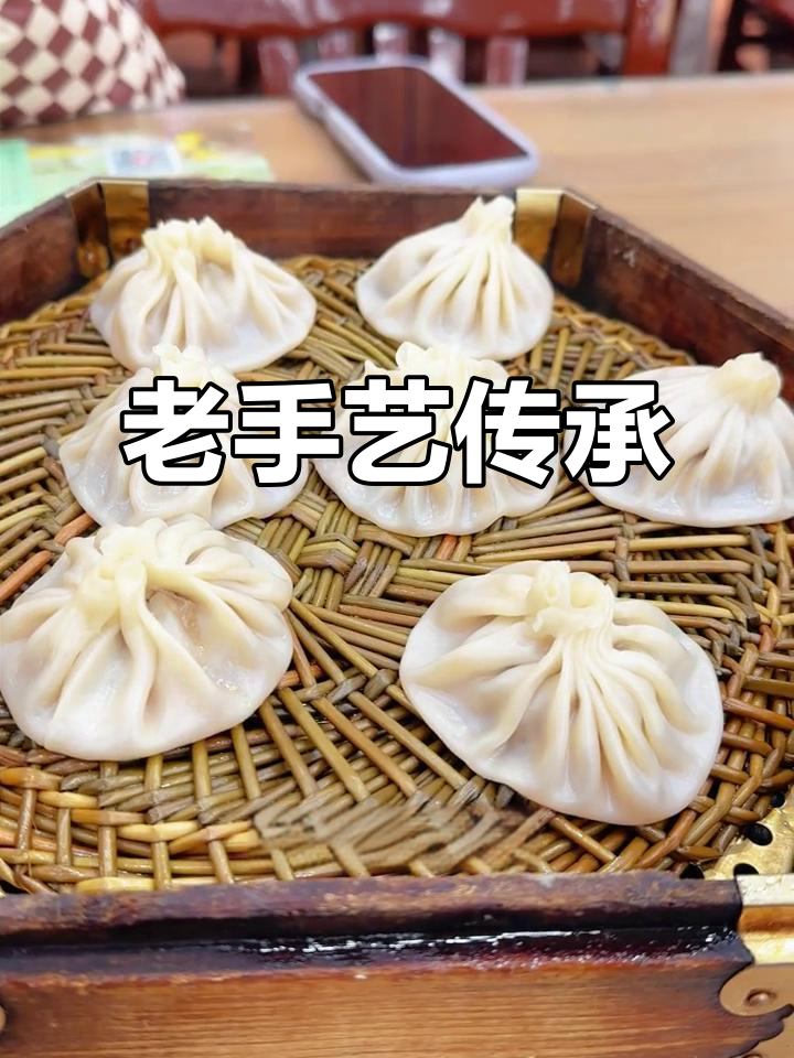 西安回民街的灌汤包,皮薄馅嫩,回味无穷