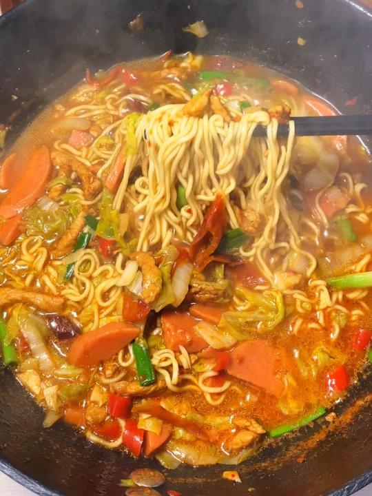 白菜肉丝炝锅面|好吃到汤都不放过汤汁浓郁